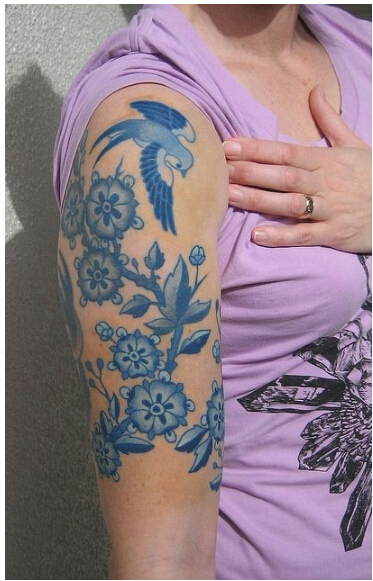 女性手臂上漂亮时尚的花蕊燕子刺青 纹身图片 3k图片网